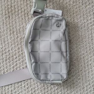 Lululemon Everywhere belt bag new